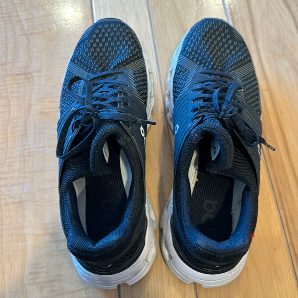 Black and white Women Sz 10 OnCloud Tennis shoes